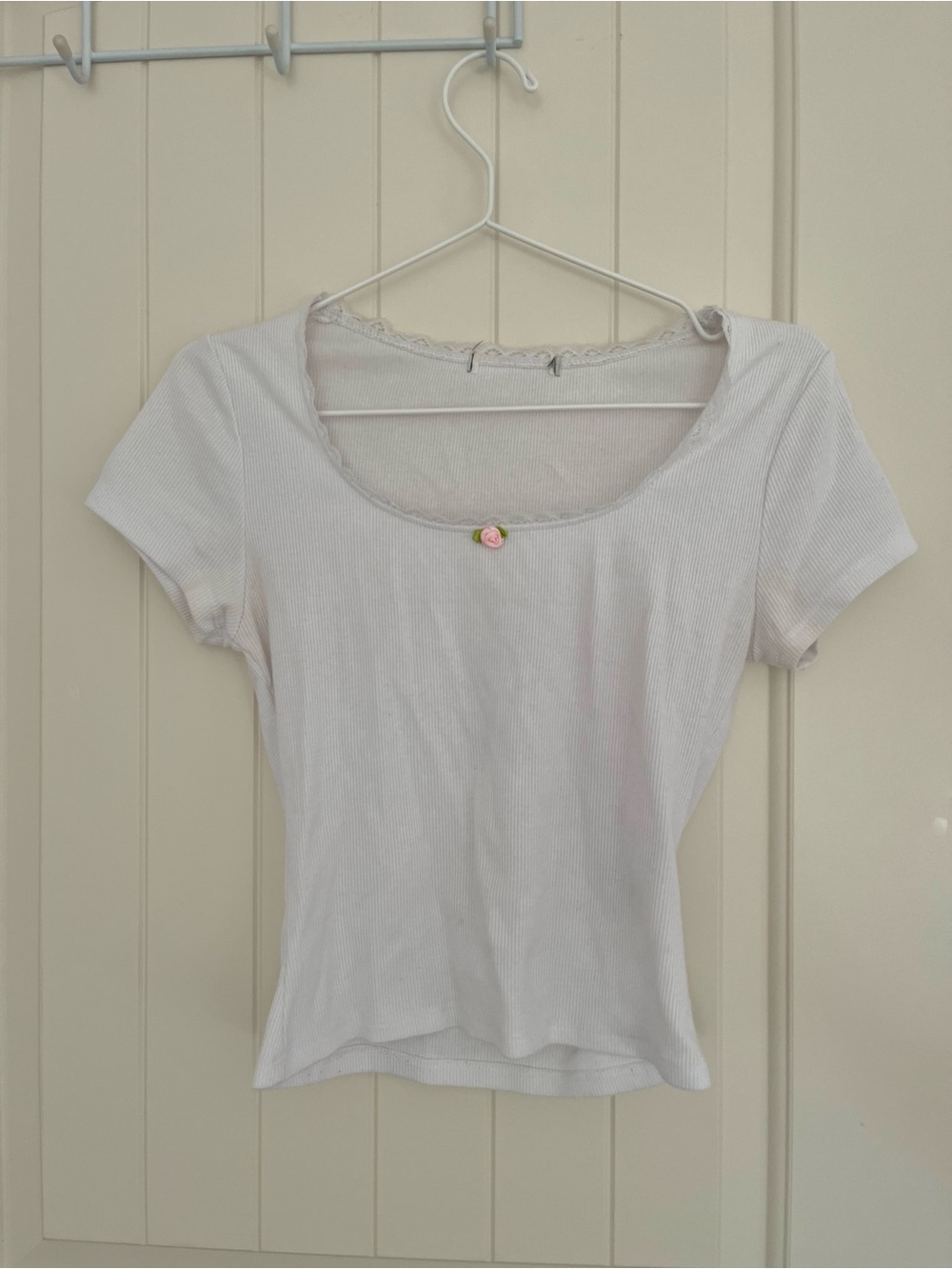 Brandy Melville white lace neck trim white top with rose